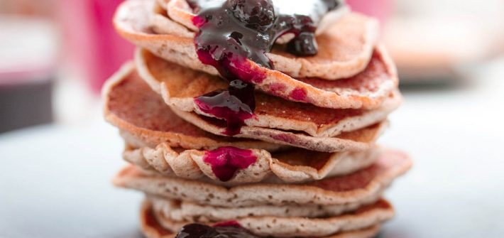 wegańskie bezglutenowe pancakes z porzeczkami