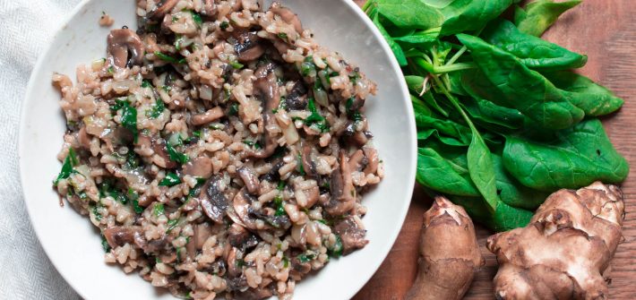 Risotto z topinamburem, pieczarkami i szpinakiem, wegańskie bezglutenowe