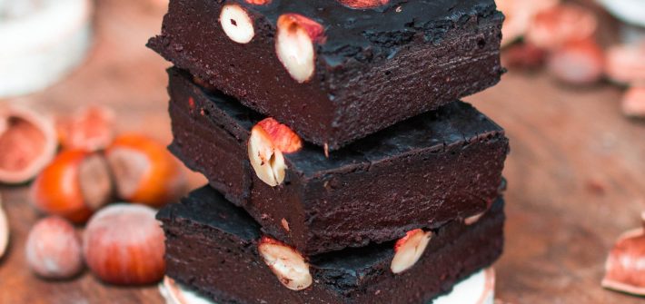 bezglutenowe wegańskie brownie z orzechami laskowymi