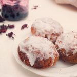 Wegańskie bezglutenowe pączki z konfiturą z hibiskusa