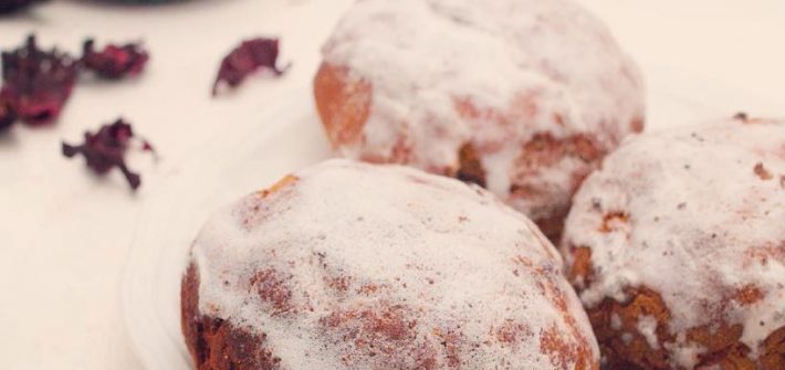 Wegańskie bezglutenowe pączki z konfiturą z hibiskusa
