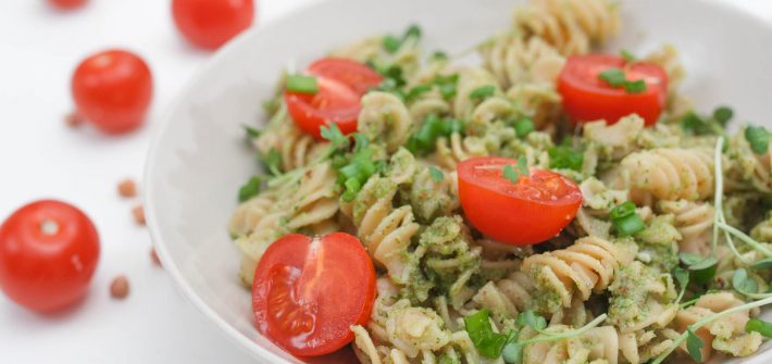bezglutenowy wegański makaron z ciecierzycy z pesto bazyliowo-migdałowym