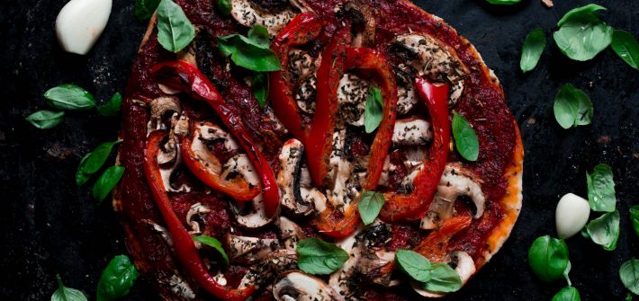 wegańska pizza na orkiszowym spodzie bez sera