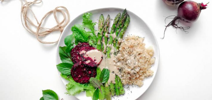 zielone szparagi komosa ryżowa quinoa obiad wegański bezglutenowy pieczone buraki
