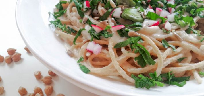 pełnoziarniste spaghetti z wegańskim sosem serowym z płatków drożdżowych