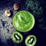 Koktajl z jarmużu, jabłka, gruszki i kiwi
