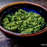 domowe bezglutenowe wegańskie pesto jarmużowe z orzechami włoskimi