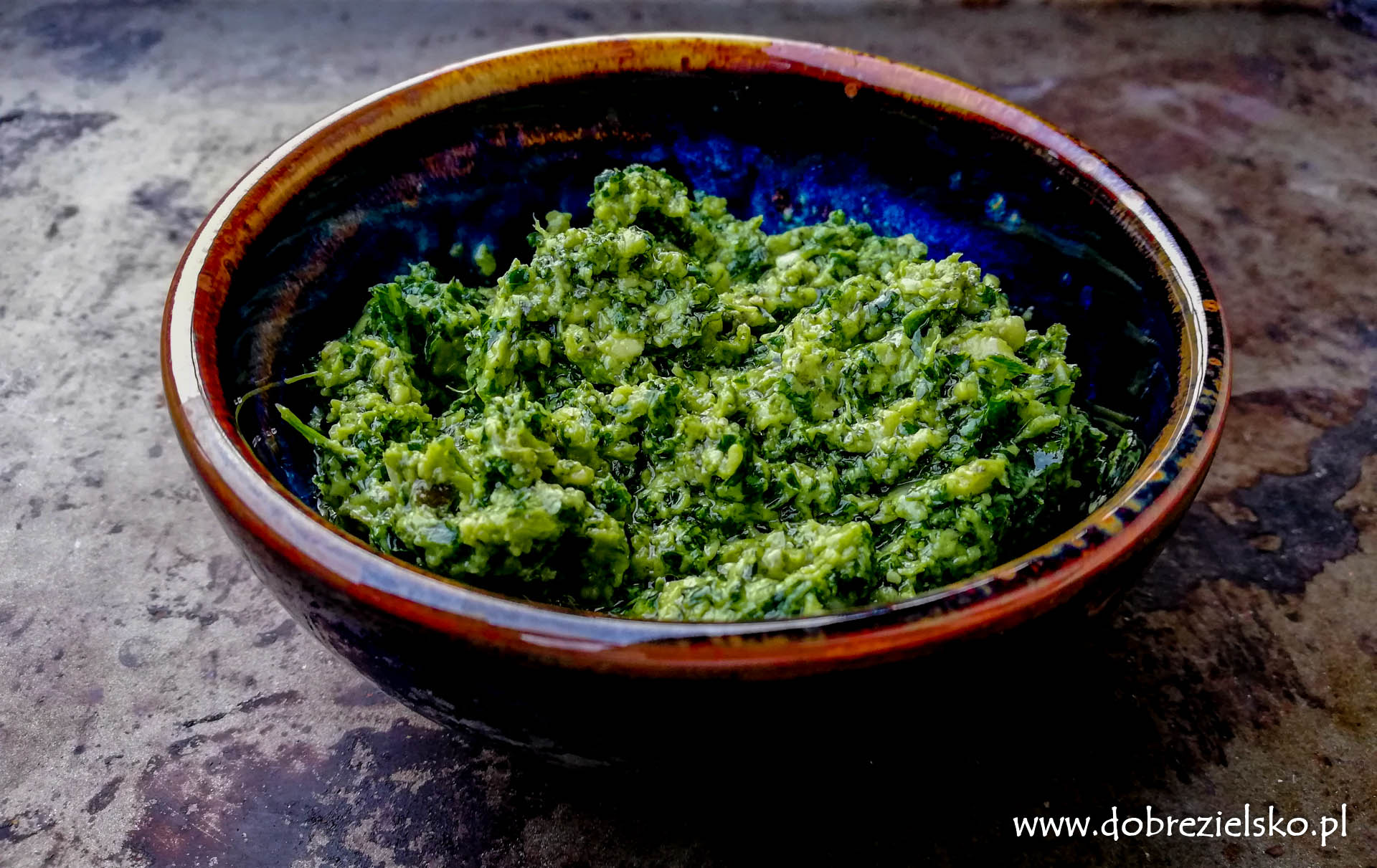 domowe bezglutenowe wegańskie pesto jarmużowe z orzechami włoskimi