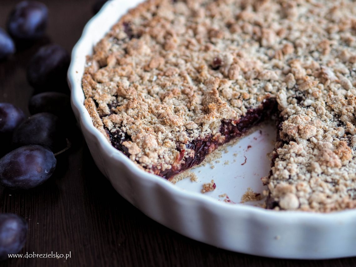 bezglutenowa wegańska tarta ze śliwkami i kruszonką