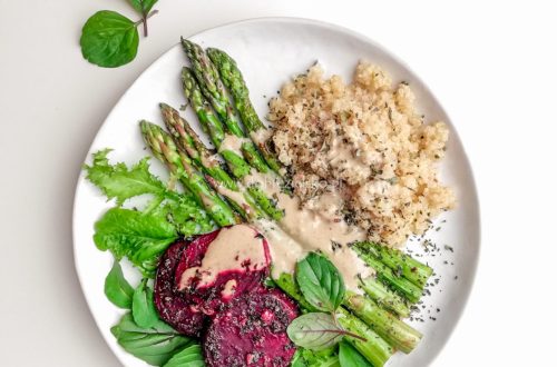 zielone szparagi komosa ryżowa quinoa obiad wegański bezglutenowy pieczone buraki